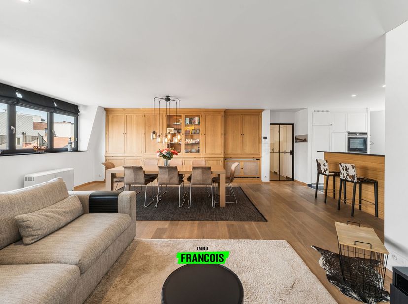 Ontdek dit uitzonderlijke duplexappartement met riante oppervlakten, gelegen op een toplocatie in het levendige hart van Blankenberge. Op wandelafstan