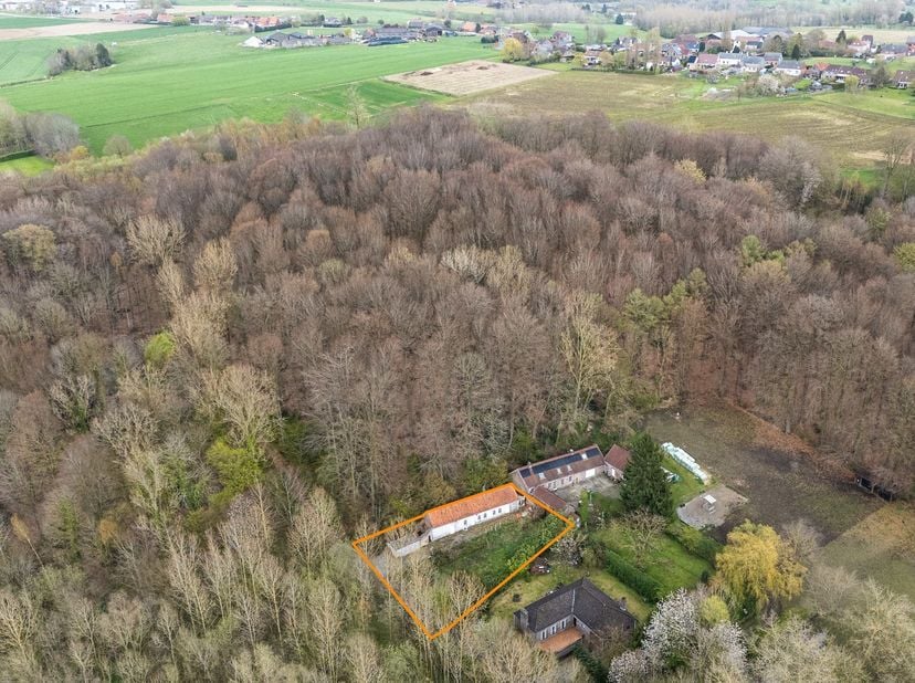 Cette propriété à rénover ou à démolir est située au bout d’un chemin sans circulation, dans un environnement verdoyant et boisé! La parcelle est situ