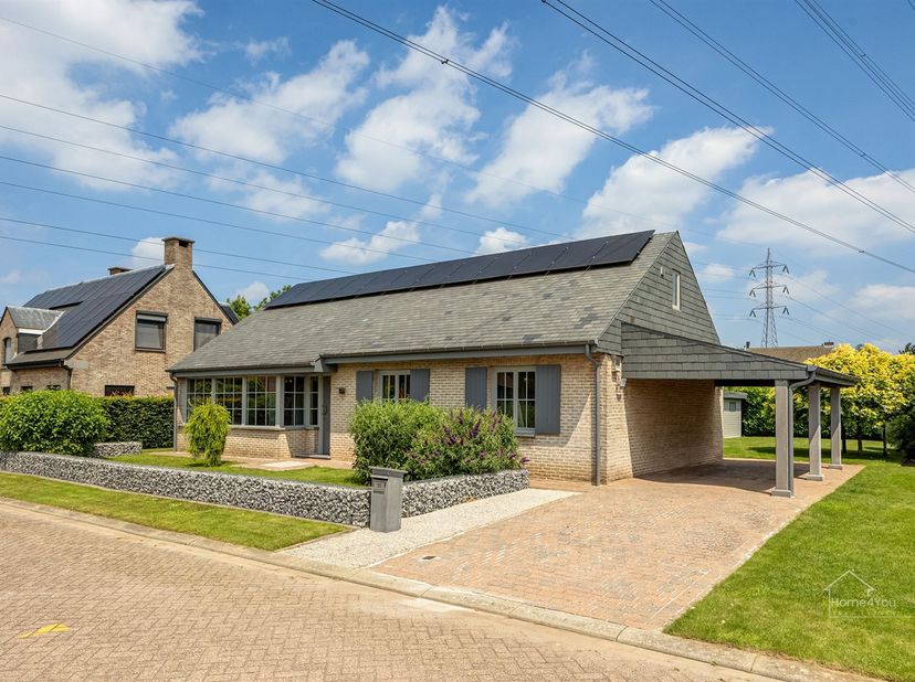 Instapklare laagbouwvilla op toplocatie in Kontich<br />
<br />
Droomt u van rustig wonen op een uitstekende locatie, zonder zorgen en volledig inst
