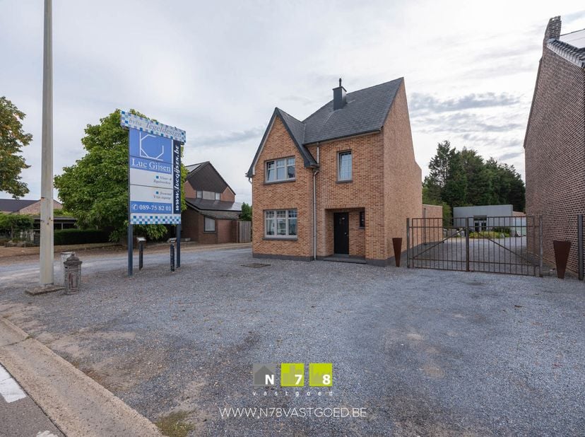 WONING MET WERKPLAATS/TOONZAAL EN NAASTLIGGENDE (BOUW)GROND MET EEN TOTALE OPPERVLAKTE VAN 23A29CA TE DILSEN.<br />
TROEVEN<br />
- Diverse vernieuwin