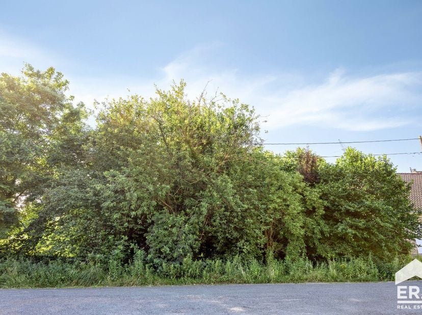 Bouwgrond van 570 m² te koop in een doodlopende straat te Geel. Deze is bestemd voor een open bebouwing. Het perceel geniet van 19 meter breedte langs