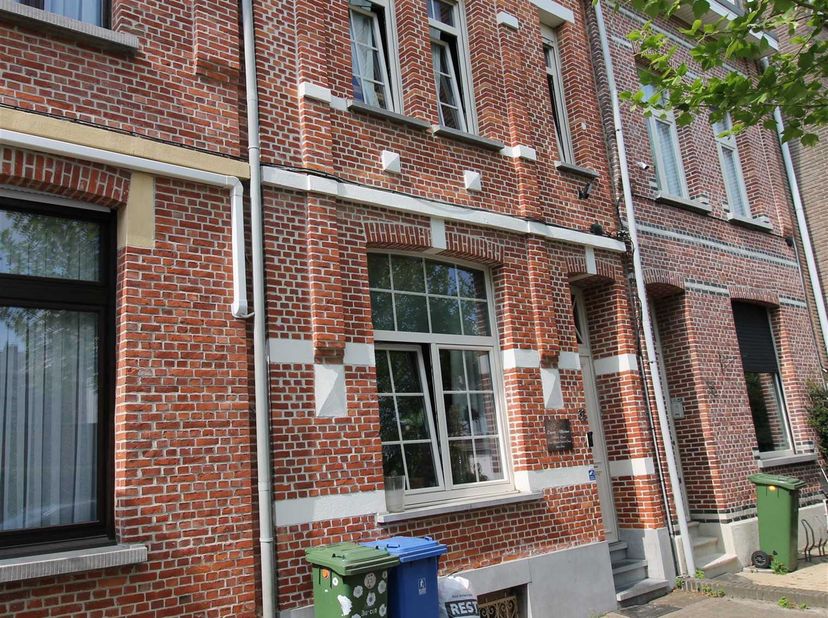 Charmante woning gelegen in een rustige en kindvriendelijke éénrichtingstraat, grenzend aan Den Deuzeld (Schoten). Deze instapklare woning combineert