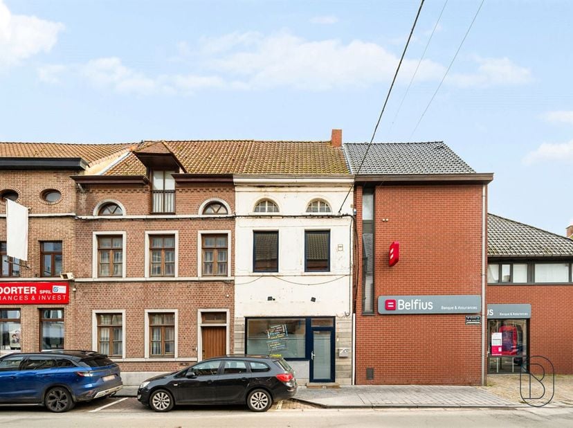 Gemengd gebouw ideaal gelegen in het centrum van Frasnes, met een groot potentieel.<br />
Het bestaat uit een handelsruimte op het gelijkvloers met ee