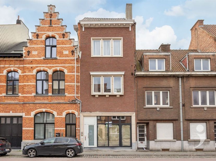 Bent u op zoek naar een rendabele investering in een bruisende studentenstad? Dan is deze veelzijdige opbrengsteigendom aan de Tiensesteenweg in Leuve