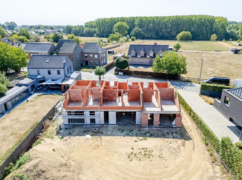 De woningen liggen in een residentiële en groene buurt, vlakbij sportvoorzieningen, scholen en winkels en met vlotte toegang tot invalswegen. Dit bied