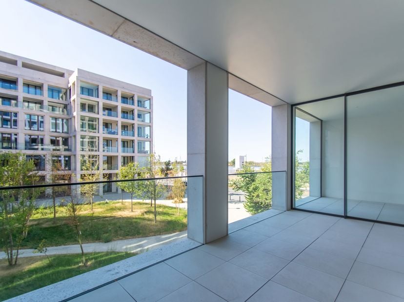 Het gebouw maakt deel uit van het levendige Nieuw Zuid dat grenst aan de bruisende, artistieke wijk het Zuid. En toch bieden de ongerepte vergezichten