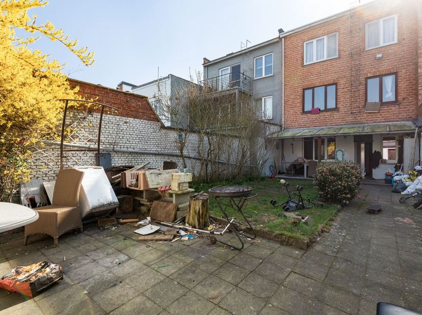 Op te frissen gelijkvloers appartement (71 m²) met 2 slaapkamers en tuin in Wilrijk<br />
<br />
Ligging:<br />
Dit gelijkvloers appartement is gel