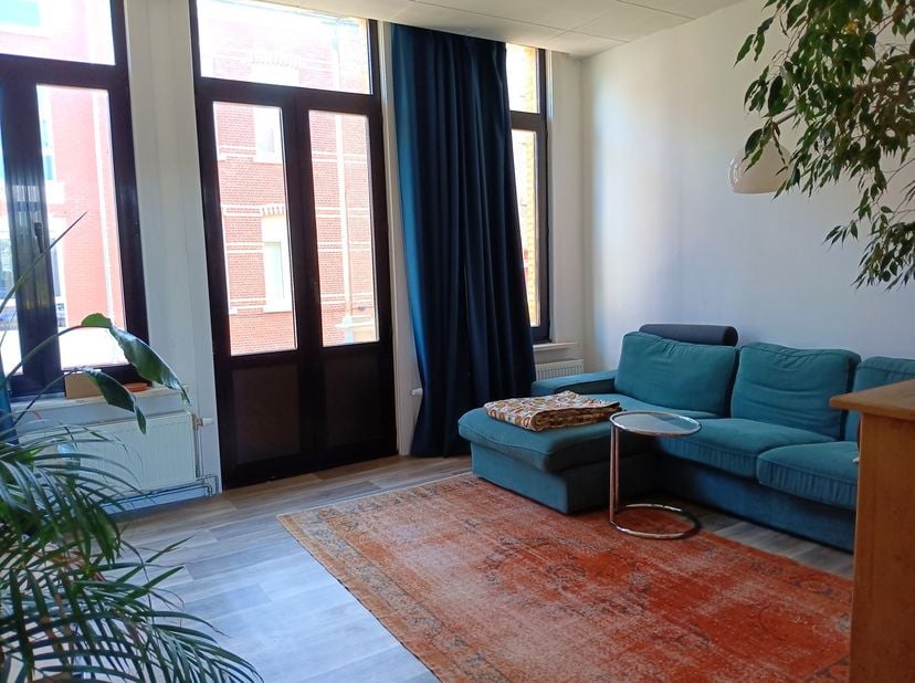 Op wandelafstand van het Rivierenhof en in een leuke gezellig woonstraat bevindt zich&amp;nbsp; een zonnig en ruim duplex appartement.<br />
Het apparteme