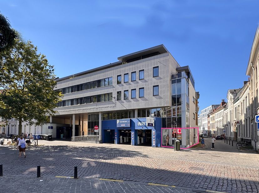 Op zoek naar een goed gelegen handelspand? Deze commerciële ruimte van 70 m² aan de Sint-Michielskerk biedt een ideale uitvalsbasis voor diverse onder