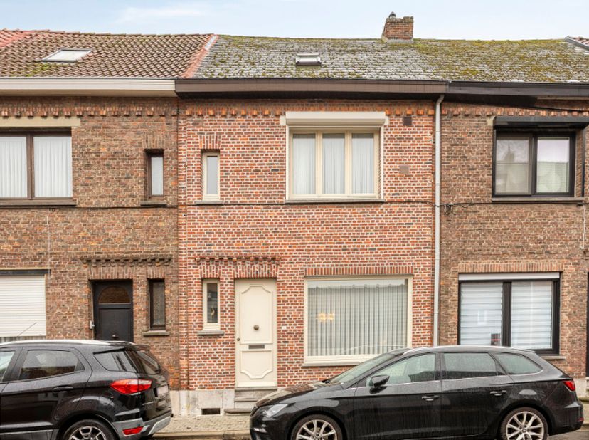 Goed onderhouden, instapklare rijwoning gelegen in het centrum van Mechelen. Deze gezellige woning beschikt over een aangename leefruimte, omvattende