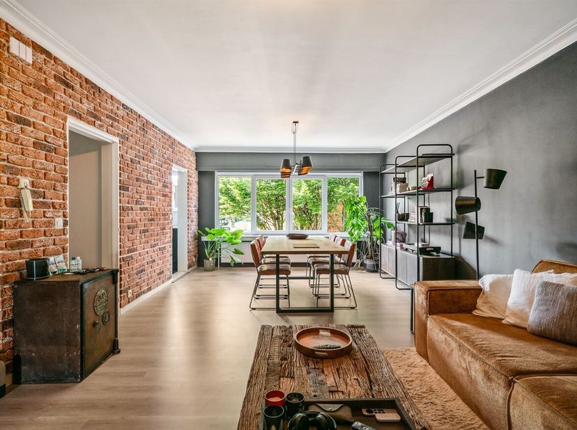 Gerenoveerd appartement met 2 slpks en garage pal in het centrum<br />
Het appartement is gelegen in een residentie van zes appartementen, gebouwd in