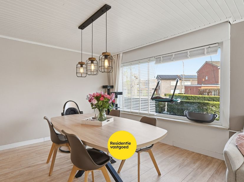 In het centrum van Loppem, gelegen in een rustige woonwijk, vindt u deze halfopen bebouwing op een perceel van 195 m². De woning biedt een praktische