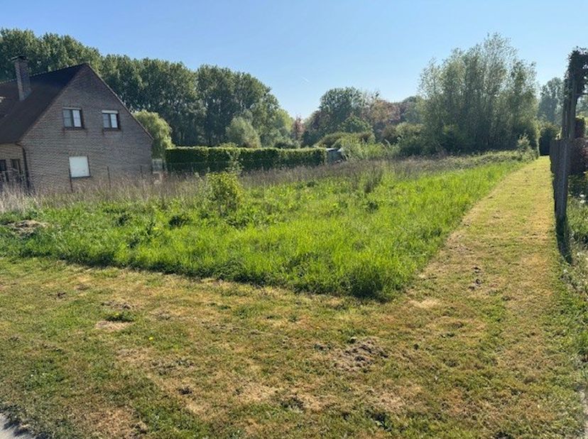 Goed gelegen bouwgrond te koop voor open bebouwing.<br />
<br />
20 meter aan de straat, 65 meter diep.<br />
<br />
Contacteer ons voor de bouwvoorsc