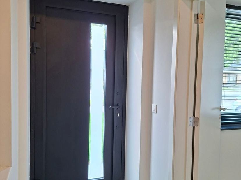 Ontdek dit prachtig renovatieproject in het charmante Peer, waar modern comfort en stijlvolle afwerking samenkomen. Deze woning beschikt over drie vol