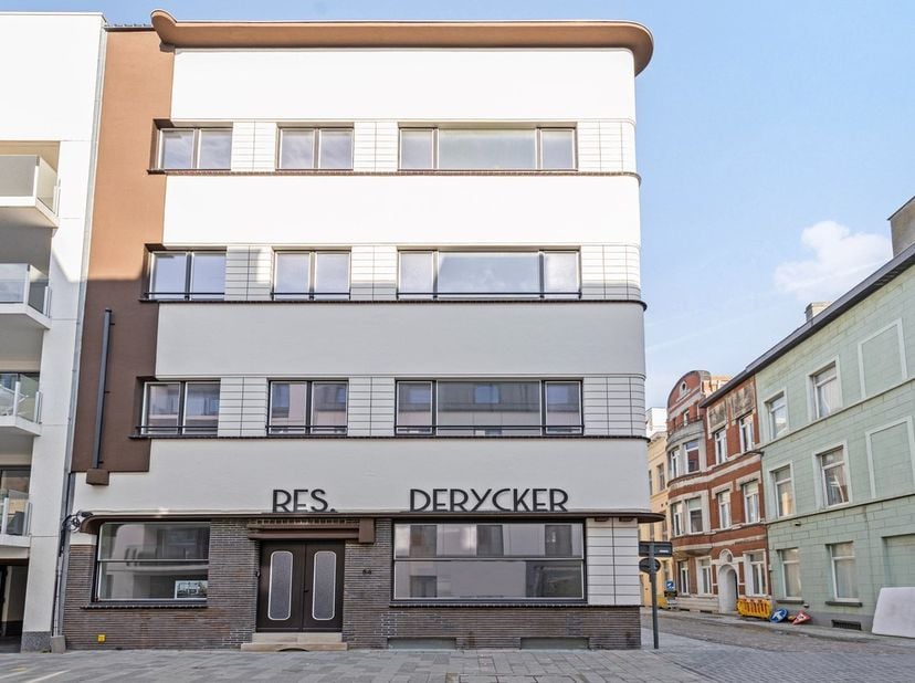Deze gloednieuwe handelsruimte is gelegen in een stijlvol en karaktervol gebouw met een indrukwekkende gevel in modernistische architectuur, op slecht