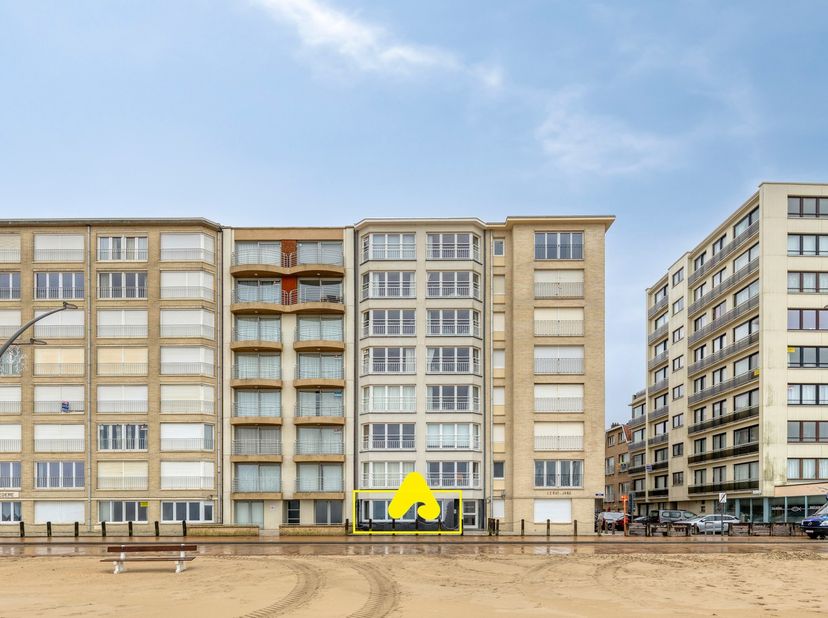 In Residentie DEAUVILLE presenteren wij een uitzonderlijk appartement met frontaal zeezicht en panoramische zichten over het strand.<br />
<br />
Dit