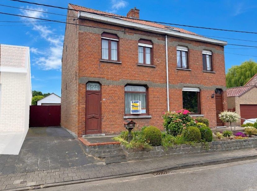 Volledig te renoveren halfopen woning, rustig gelegen in het charmante Hollebeke, op korte afstand van Ieper. De woning omvat een inkomhal, gezellige