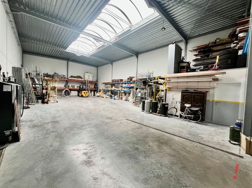 Verzorgde loods van bouwjaar 2020 op een toplocatie gelegen in het bedrijventerrein Vlamingveld te Jabbeke.<br />
De loods heeft als afmetingen 11,9 m