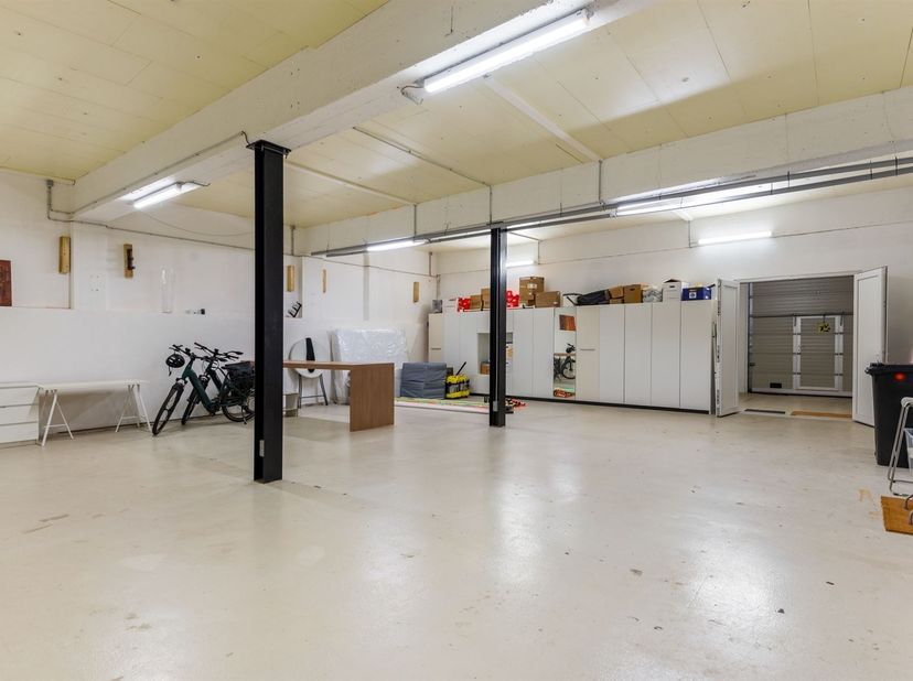 In een doodlopende straat, op wandelafstand van winkels, bakkers, het bruisende centrum van Lier en de Vesten, bevindt zich deze uitzonderlijke en ins