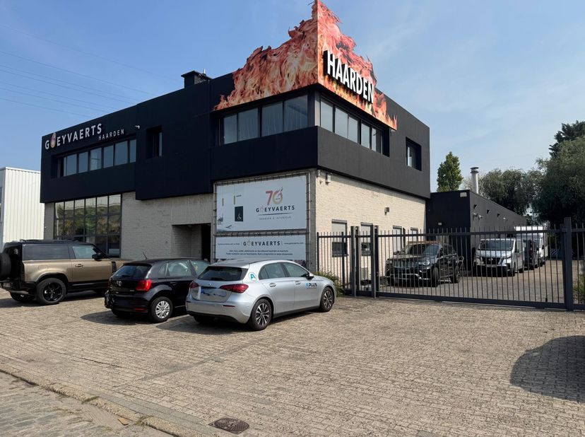 BELANGRIJKSTE KENMERKEN<br />
- Investerings opportuniteit<br />
- Verhuurd bedrijfspand op zichtlocatie<br />
- Verhuurd d.m.v. een handelshuur<br />