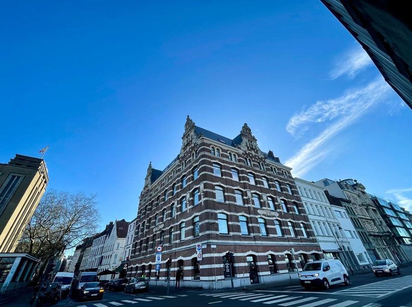 Gerenoveerd 1-slaapkamerappartement aan de Scheldekaaien!<br />
Ligging: Het appartement bevindt zich in een prachtig gebouw gelegen in hartje Antwerp