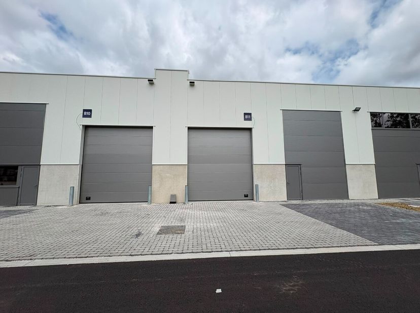 Multifunctionele nieuwe bedrijfshal met parkeergelegenheid en een zeer goede ligging in Kortessem, Hasselt.Voor meer info ga naar https://www.era.be/n