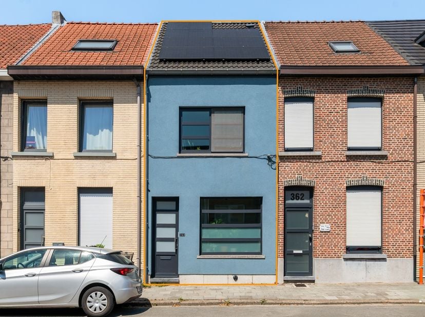 Gelegen op een uitstekende locatie in Mechelen, vinden we deze volledig gerenoveerde woning met 3 slaapkamers en een gezellige tuin. Dankzij de centra