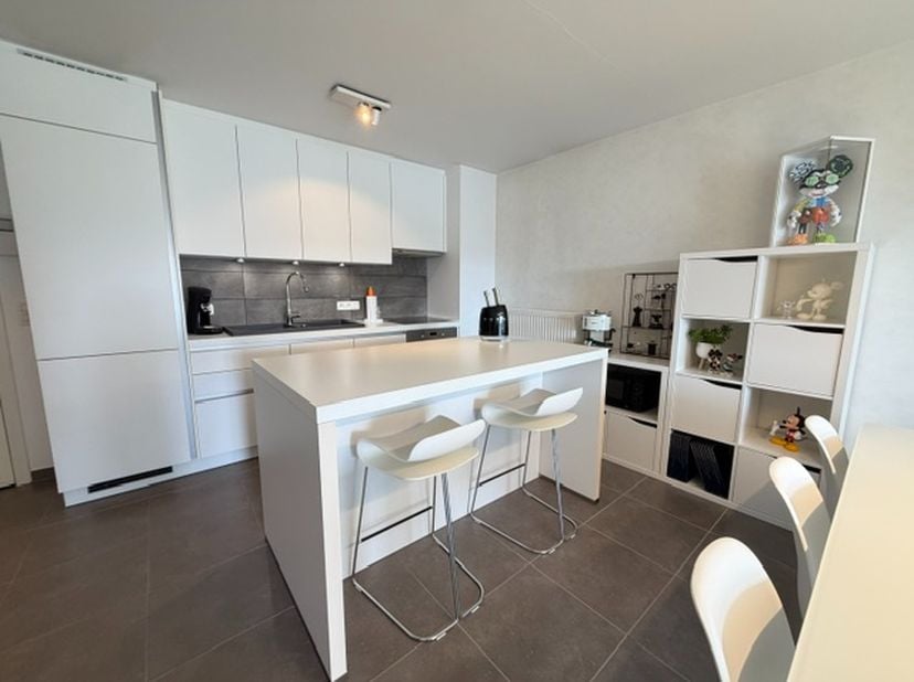 Cet appartement lumineux de 2015 réunit confort moderne et situation centrale imbattable, entre la Zeelaan et la digue.<br />
L'aménagement :<br />
Dè