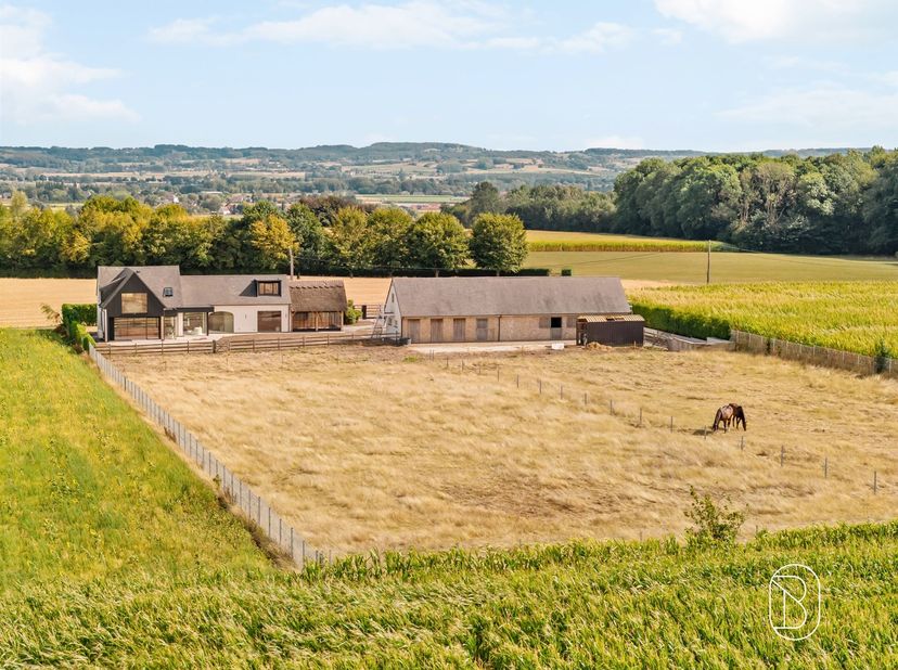 In Wortegem-Petegem, waar open vergezichten, groen en ruimte het landschap bepalen, bevindt zich deze karaktervolle eigendom op een perceel van 8.568