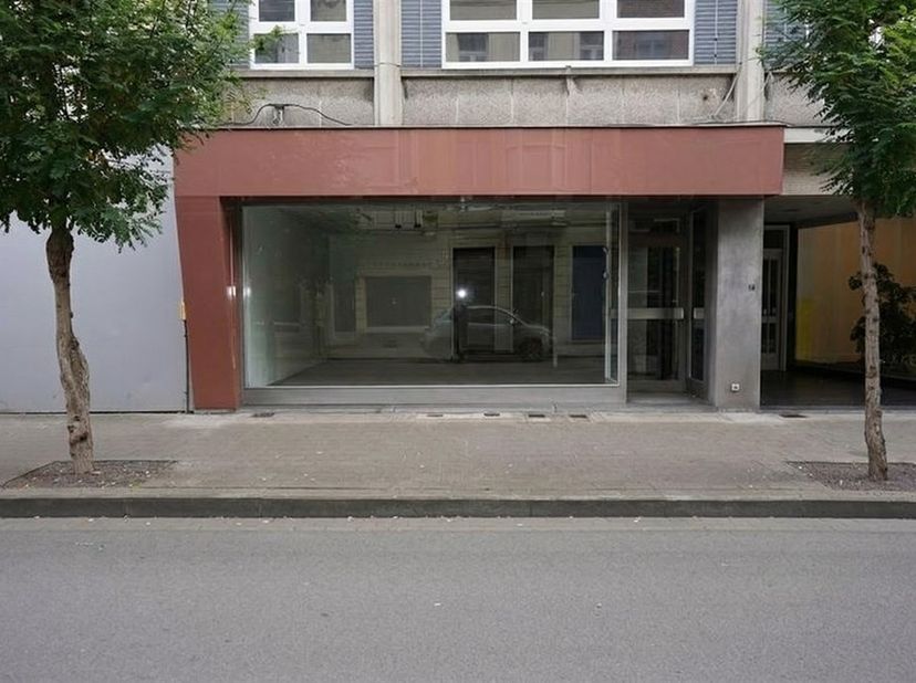 Bureau de 67 m² parfaitement situé et entièrement équipé<br />
Situé dans un emplacement de choix entre la Grand-Place et la Place du Conservatoire,