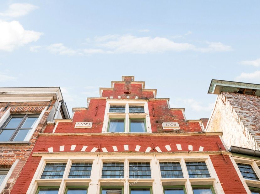 In het hart van het sfeervolle Patershol in Gent bevindt zich dit uitzonderlijke historische pand, een woning die karakter, authenticiteit en geschied
