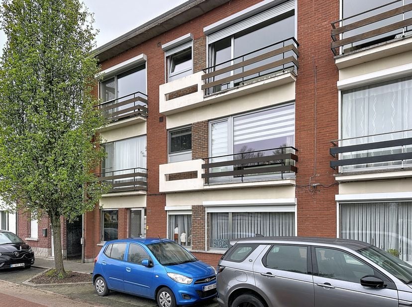 Dit ruime appartement op de eerste verdieping is ideaal gelegen in Hemiksem en combineert comfort met een vlotte bereikbaarheid naar omliggende gemeen