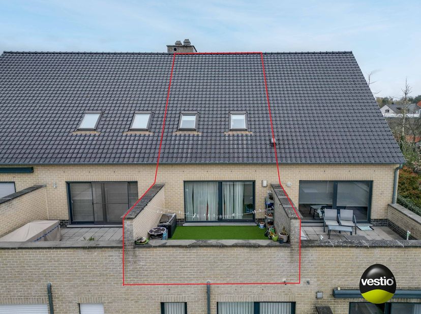 DUPLEXAPPARTEMENT MET 2 SLAAPKAMERS TE HELCHTEREN<br />
<br />
Dit duplexappartement is gelegen op een rustige locatie vlakbij het centrum van Helchte