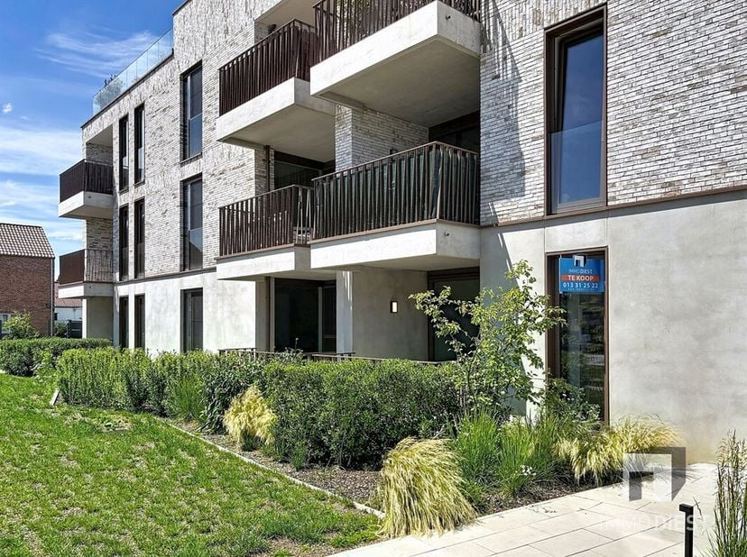 Ontdek dit moderne en stijlvolle nieuwbouwappartement gelegen op 900m van het hart van Tessenderlo. <br />
Dit prachtige gelijkvloerse appartement bie