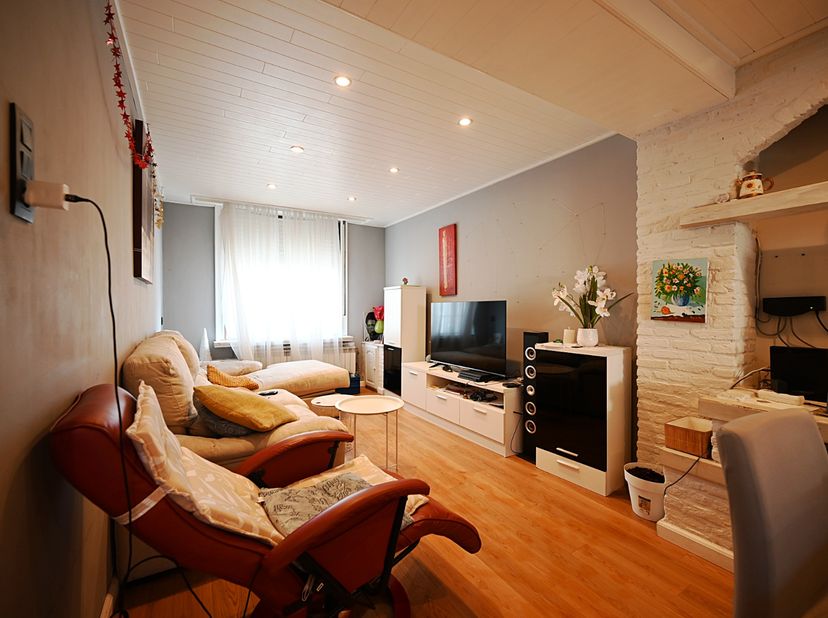 Deze mooi afgewerkte woning bevindt zich in de buurt van o.a. warenhuizen, scholen, bakkers, slagers, openbaar vervoer,...<br />
<br />
Via de inkomha