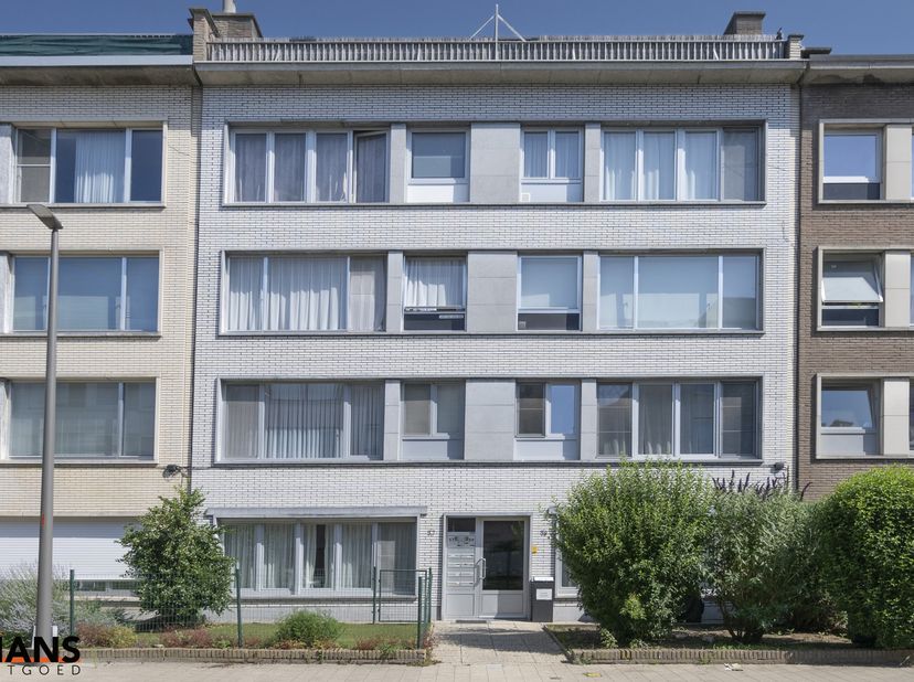 Inkomhal; apart toilet; ruime leefruimte; keuken met kasten en toestellen; 2 slaapkamers, waarvan de kleinste toegang verschaft naar het achterliggend