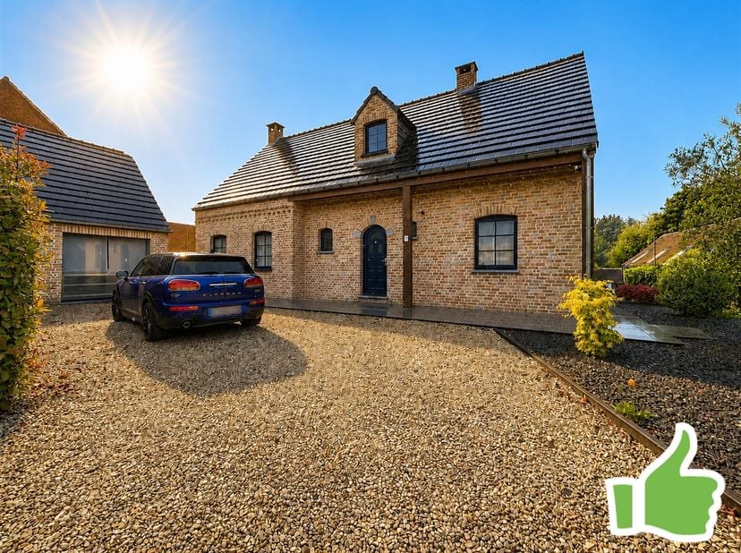 Belle situation pour cette villa avec dépendances érigée sur un terrain de 15 ares située à l'entrée du village de Chapelle-à-Wattines<br />
Elle se c