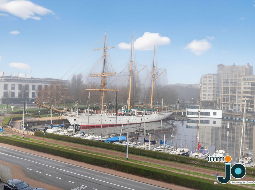 Dans cette résidence bien entretenue, vous trouverez ce spacieux appartement offrant de superbes vues dégagées sur le port de plaisance et le Mercator