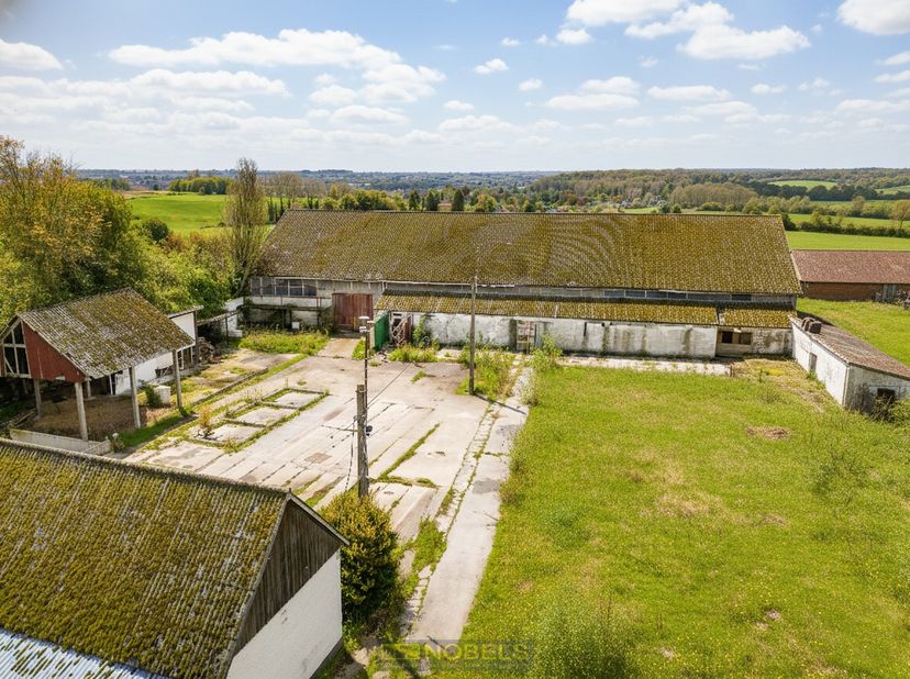 Uitzonderlijke eigendom op een ROYALE OPPERVLAKTE VAN 5.470 M² in Oudenaarde, perfect voor ONDERNEMERS EN INVESTEERDERS MET VISIE. Deze VOORMALIGE MAN