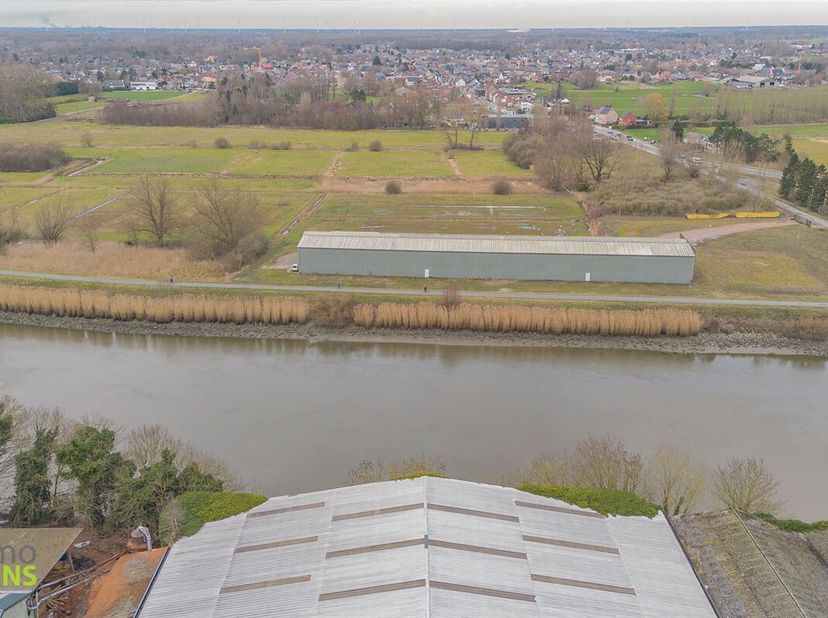 Uitzonderlijk ruim industrieel magazijn van ca. 6.900 m² te huur in Schoonaarde<br />
Langs de Steenweg naar Wetteren 16B in Schoonaarde bevindt zich