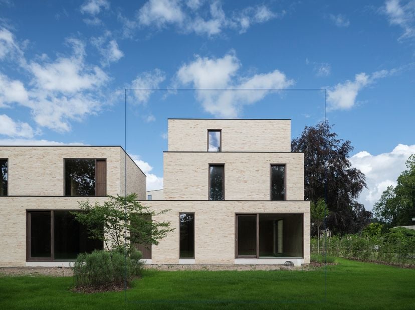 Architecturale woning (CAS architecten) met onder meer vier slaapkamers en twee badkamers, gelegen in het gegeerde Drongen.<br />
<br />
Deze halfopen