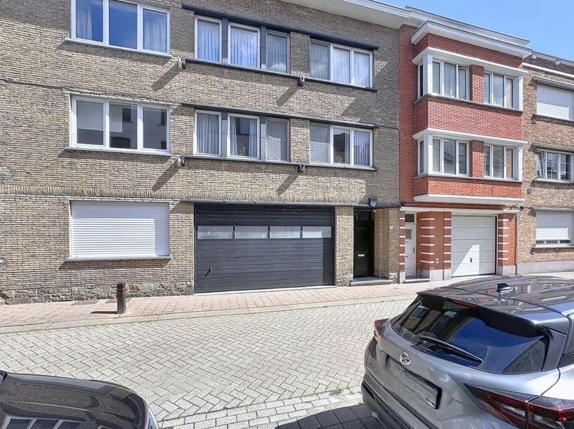 Deze woning met 3 volwaardige slaapkamers en een dubbele garage is uiterst gunstig gelegen, vlakbij het strand en het commerciële centrum van Heist. D
