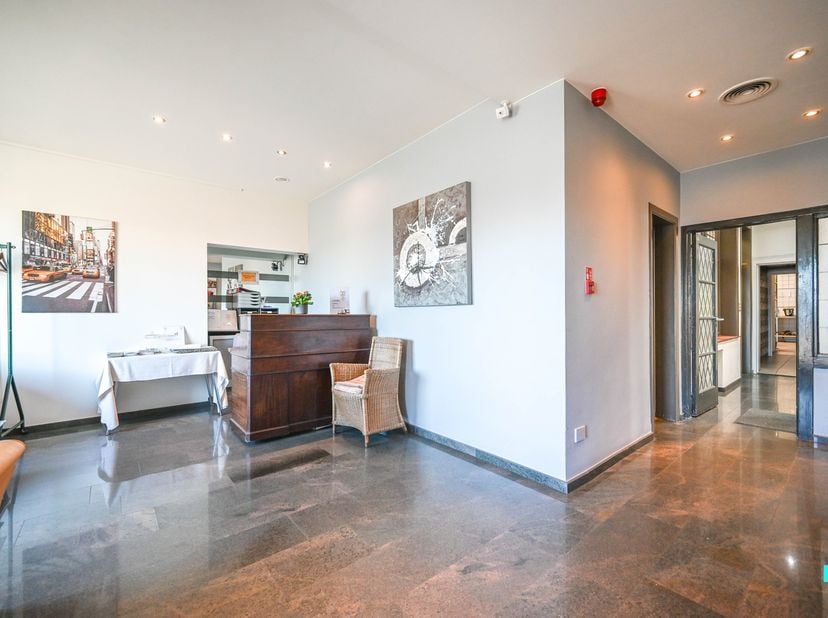Ontdek dit multifunctioneel handelspand gelegen op een absolute toplocatie en zichtlocatie nabij het centrum van Waregem, beter bekend als 'Anna's Pla