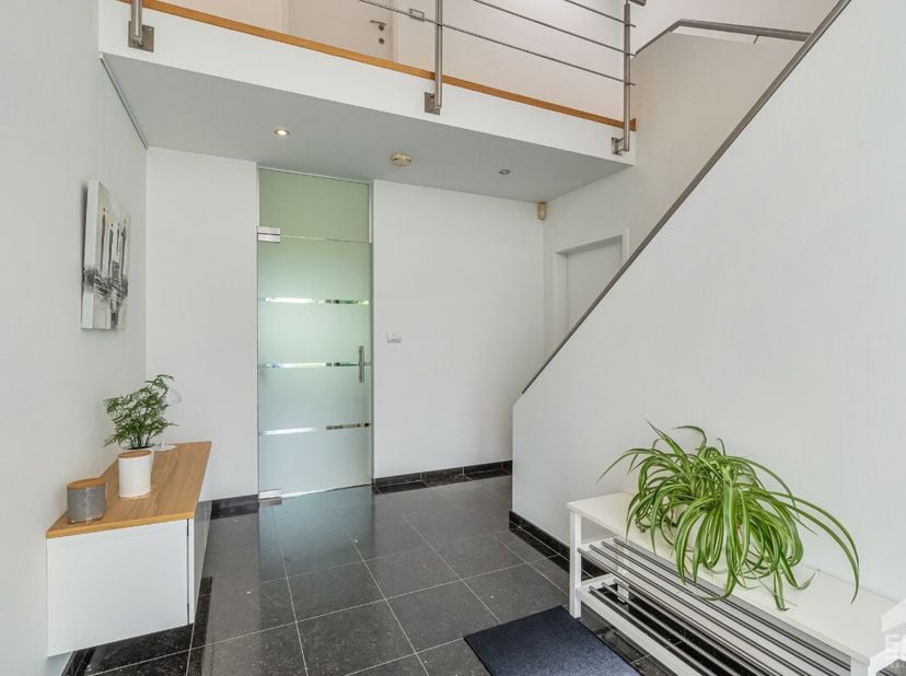 Kwalitatief afgewerkte villa (EPC-label B) met 4 slaapkamers, bureel en prachtige tuin op toplocatie in Sint-Truiden. Voor meer info ga naar https://w