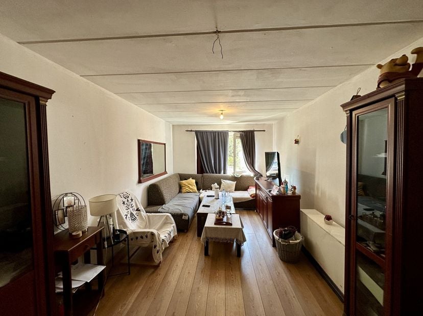 Bent u op zoek naar een interessante investering of een appartement met uitbreidingsmogelijkheden? Dit éénslaapkamer appartement op het 1ste verdiep b