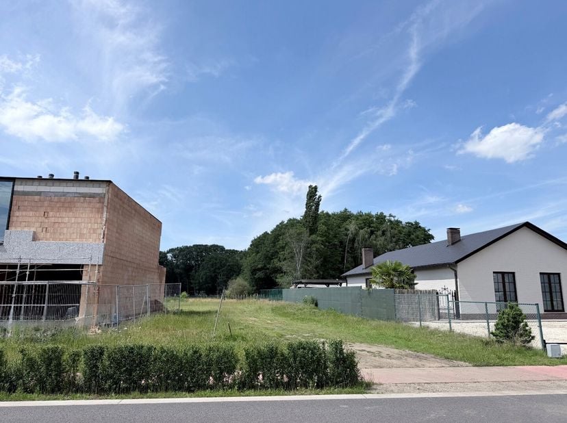 Bouwgrond op zeer gegeerde ligging met prachtig groen uitzicht, bestemd voor een halfopen bebouwing. De bouwgrond heeft een totale oppervlakte van 11a