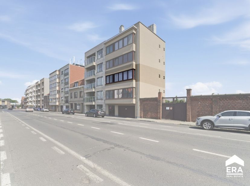 [[ DIT PAND NEEMT DEEL AAN DE ERA OPEN HUIZEN DAG OP 13/6 VAN 14:30 TOT 15:30 ]]Appartement met 2 slaapkamers en autostaanplaats nabij centrum IeperOp