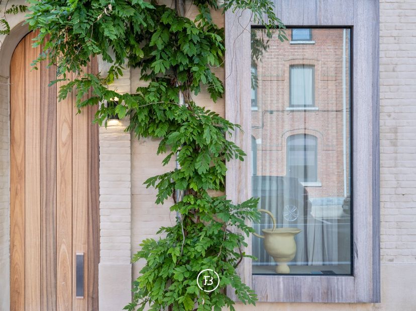 Stijlvolle woning in de Heilig-Hartwijk waar design, comfort en technologie perfect samenkomen. Met een bewoonbare oppervlakte van ca. 117 m² werd dez