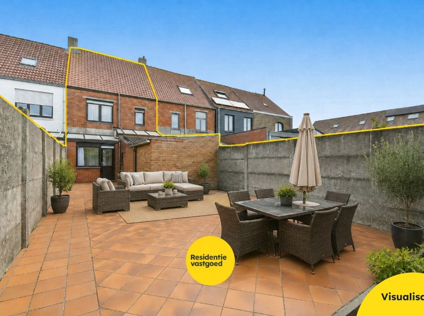 Deze op te frissen rijwoning biedt een uitstekende opportuniteit voor wie op zoek is naar een woning met potentieel die volledig naar eigen smaak kan
