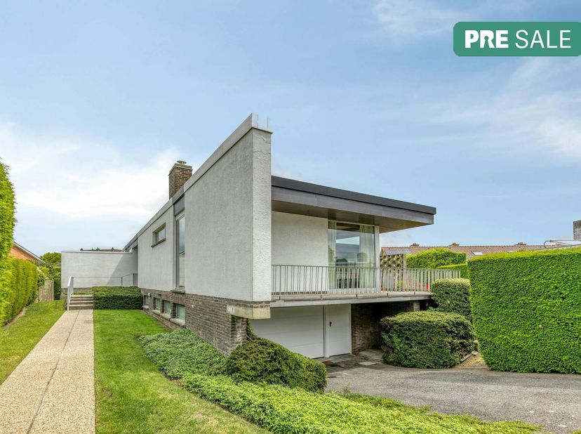 De eigendom wordt aangeboden via de Pre-sale formule. Op maandag 29/06 tussen 17u - 19u of zaterdag 04/07/2026 tussen 10u - 12u kan u deze villa op af